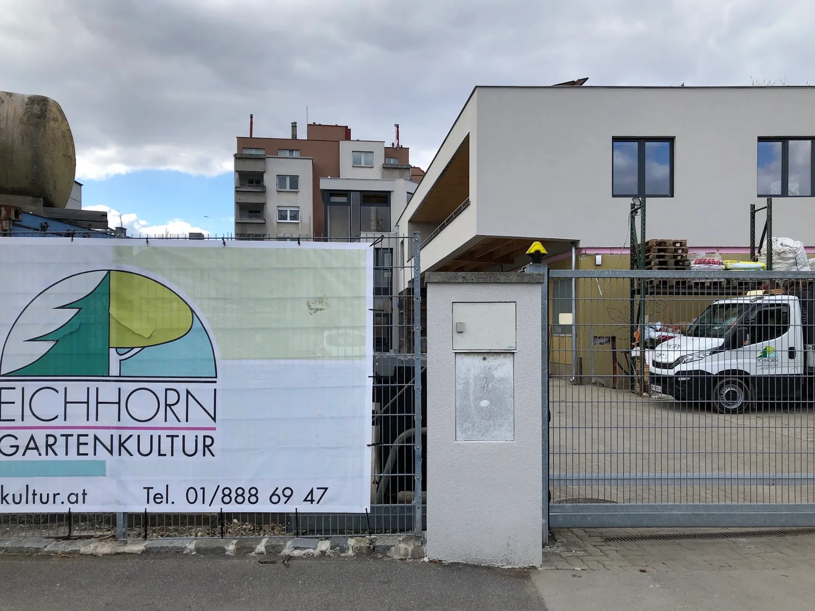 Einfahrt zum Betriebsgelände in der Dirmhirngasse mit Eichhorn-Banner und Firmenwagen